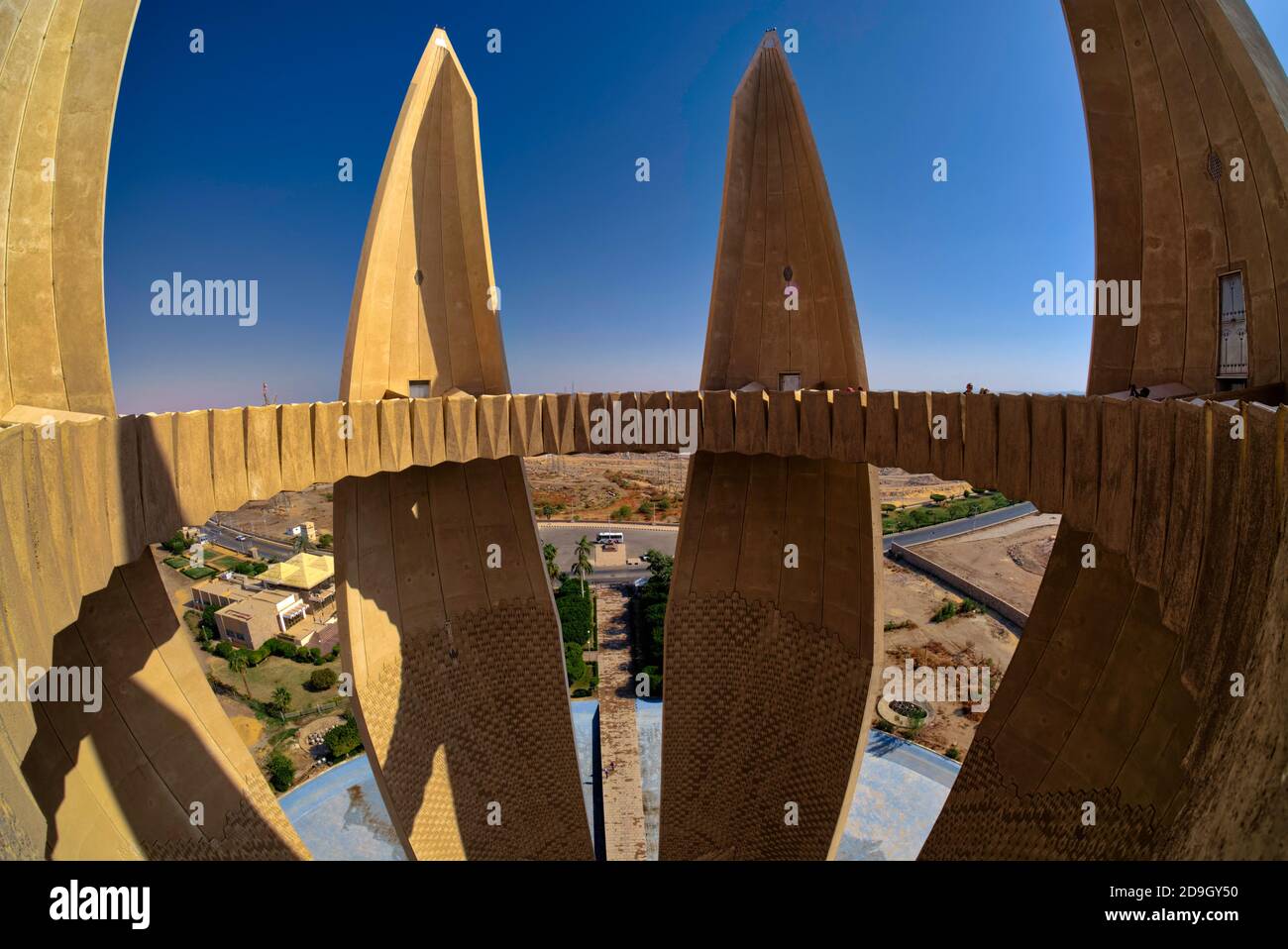 Basato sui cinque petali di un vero e proprio fiore di loto, questo monumento dell'amicizia egiziana russa torreggia oltre 70 metri / 230 piedi nell'aria. An Foto Stock