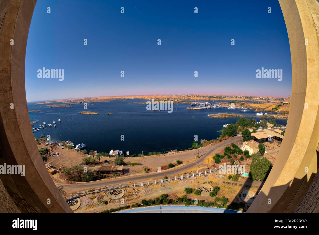 Una piattaforma di osservazione si erge parzialmente in alto e offre alcune impressionanti vedute panoramiche attraverso la Diga e oltre @Assuan, Egitto Foto Stock