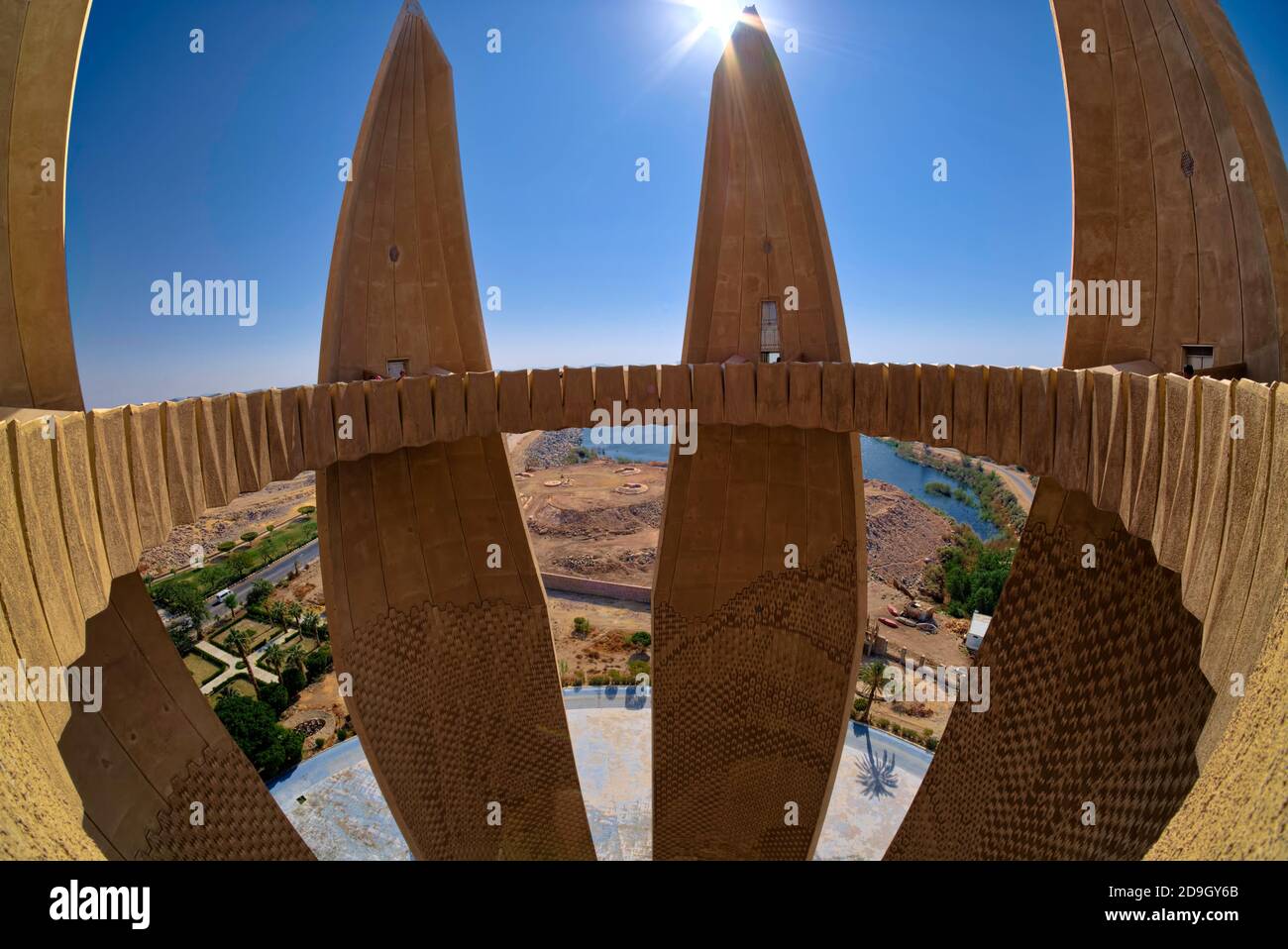 La Torre dei Fiori di Loto, conosciuta anche come la Torre dell'amicizia Sul fiume Assuan High Dam Nilo Assuan Egitto scultura particolare della parete interna raffigurante una Foto Stock