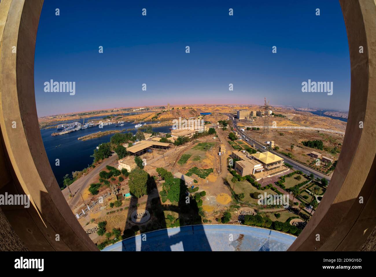 La Torre dei Fiori di Loto, conosciuta anche come la Torre dell'amicizia Sul fiume Assuan High Dam Nilo Assuan Egitto scultura particolare della parete interna raffigurante una Foto Stock