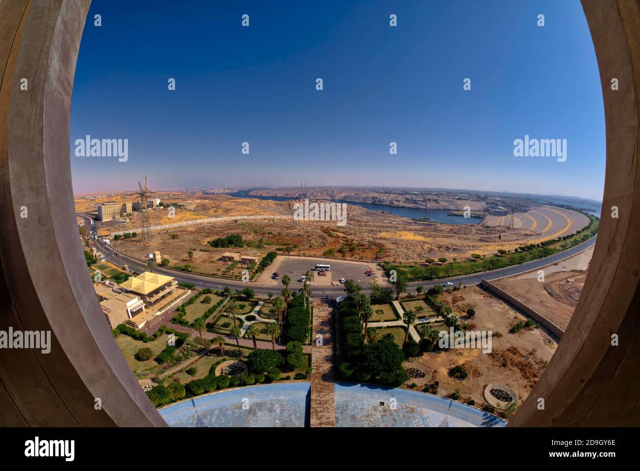 Una piattaforma di osservazione si erge parzialmente in alto e offre alcune impressionanti vedute panoramiche attraverso la Diga e oltre. Preso @Assuan, Egitto Foto Stock