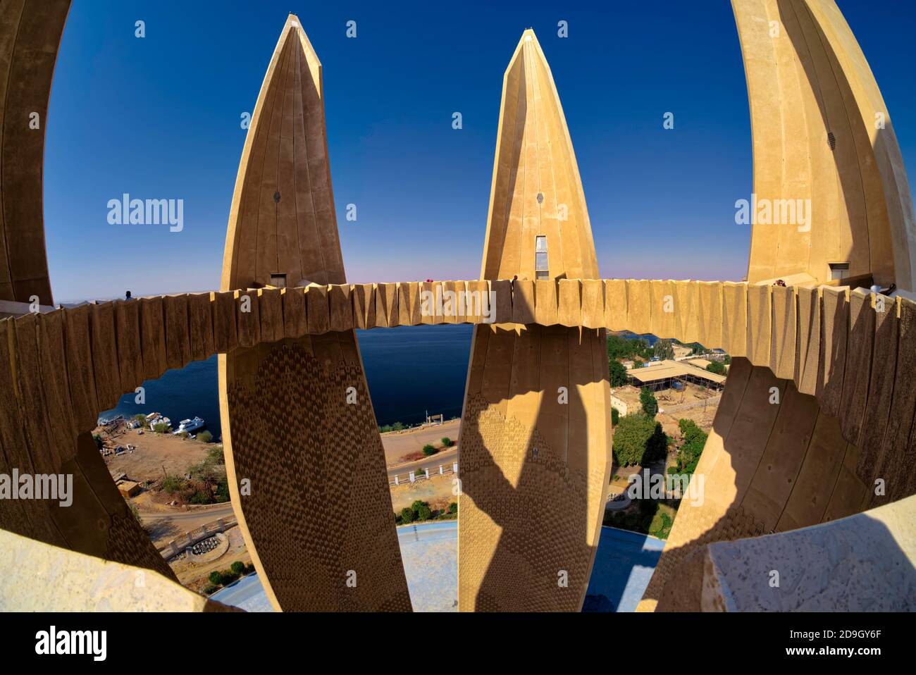 Basato sui cinque petali di un vero e proprio fiore di loto, questo monumento dell'amicizia egiziana russa torreggia oltre 70 metri / 230 piedi nell'aria. An Foto Stock