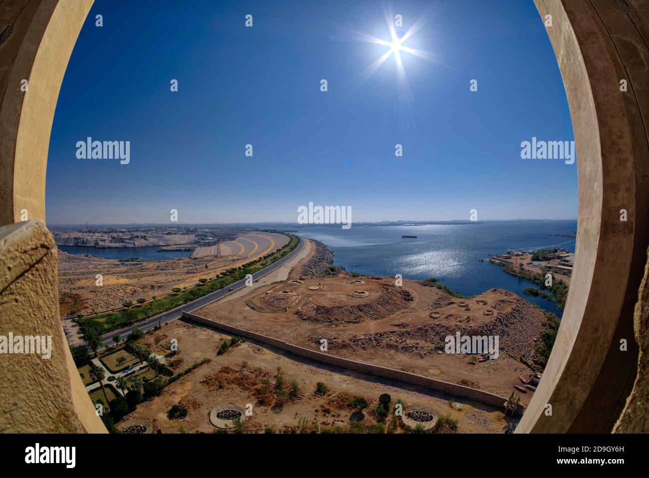 Basato sui cinque petali di un vero e proprio fiore di loto, questo monumento dell'amicizia egiziana russa torreggia oltre 70 metri / 230 piedi nell'aria. An Foto Stock