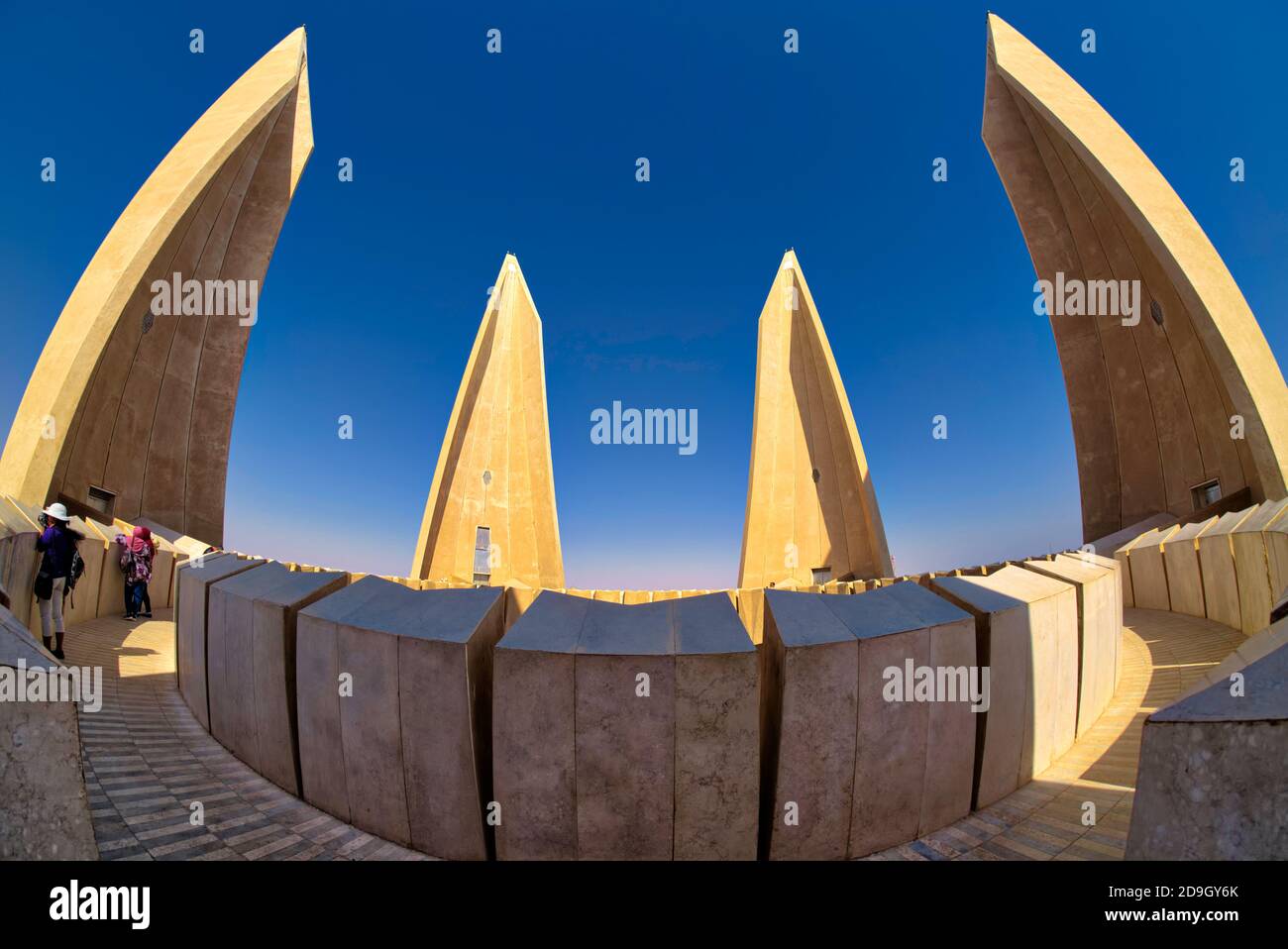 Basato sui cinque petali di un vero e proprio fiore di loto, questo monumento dell'amicizia egiziana russa torreggia oltre 70 metri / 230 piedi nell'aria. An Foto Stock