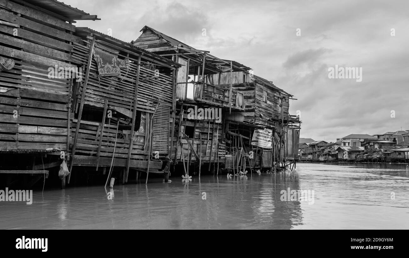 Casa di legno sul fiume Karang Mumus. Area delle baraccopoli sul fiume Karang Mumus, Samarinda, Indonesia Foto Stock