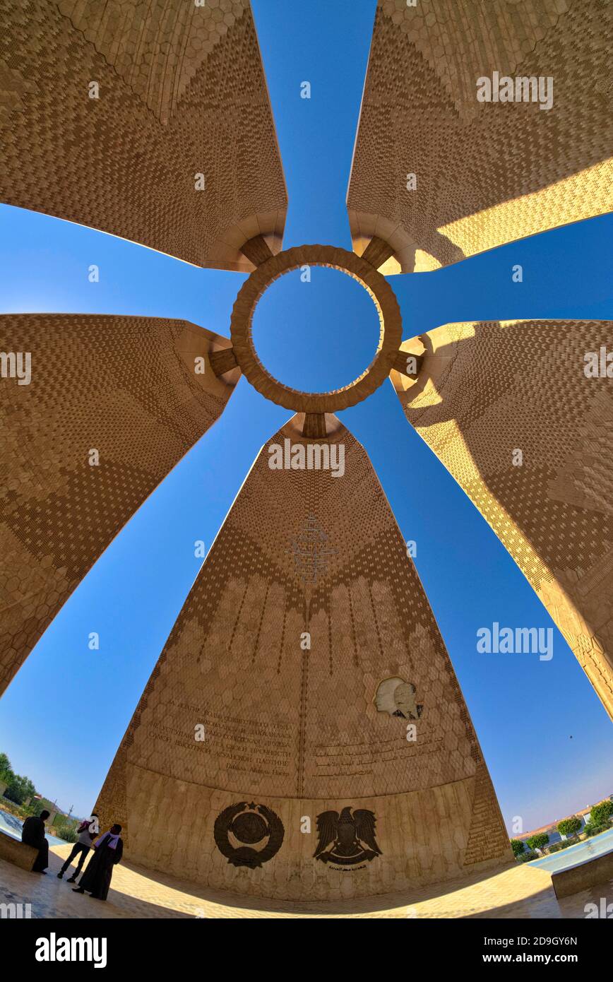 Un pilone centrale del monumento all'amicizia arabo-sovietica. Il memoriale commemora il completamento della Diga di Assuan. Lo stemma della SOV Foto Stock