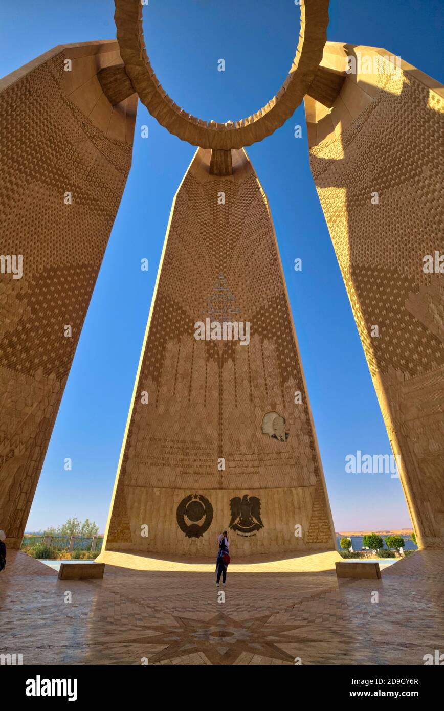 Un pilone centrale del monumento all'amicizia arabo-sovietica. Il memoriale commemora il completamento della Diga di Assuan. Lo stemma della SOV Foto Stock