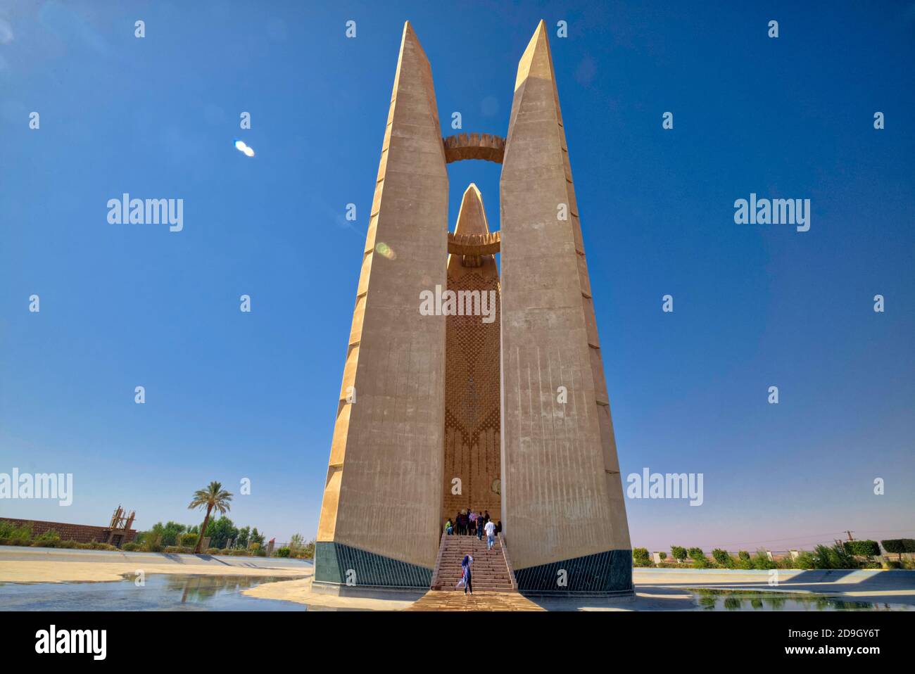 Situato sulla riva occidentale del fiume Nilo, il Monumento dell'amicizia egiziana russa si trova vicino all'alta Diga ed è difficile da perdere, essendo buil Foto Stock
