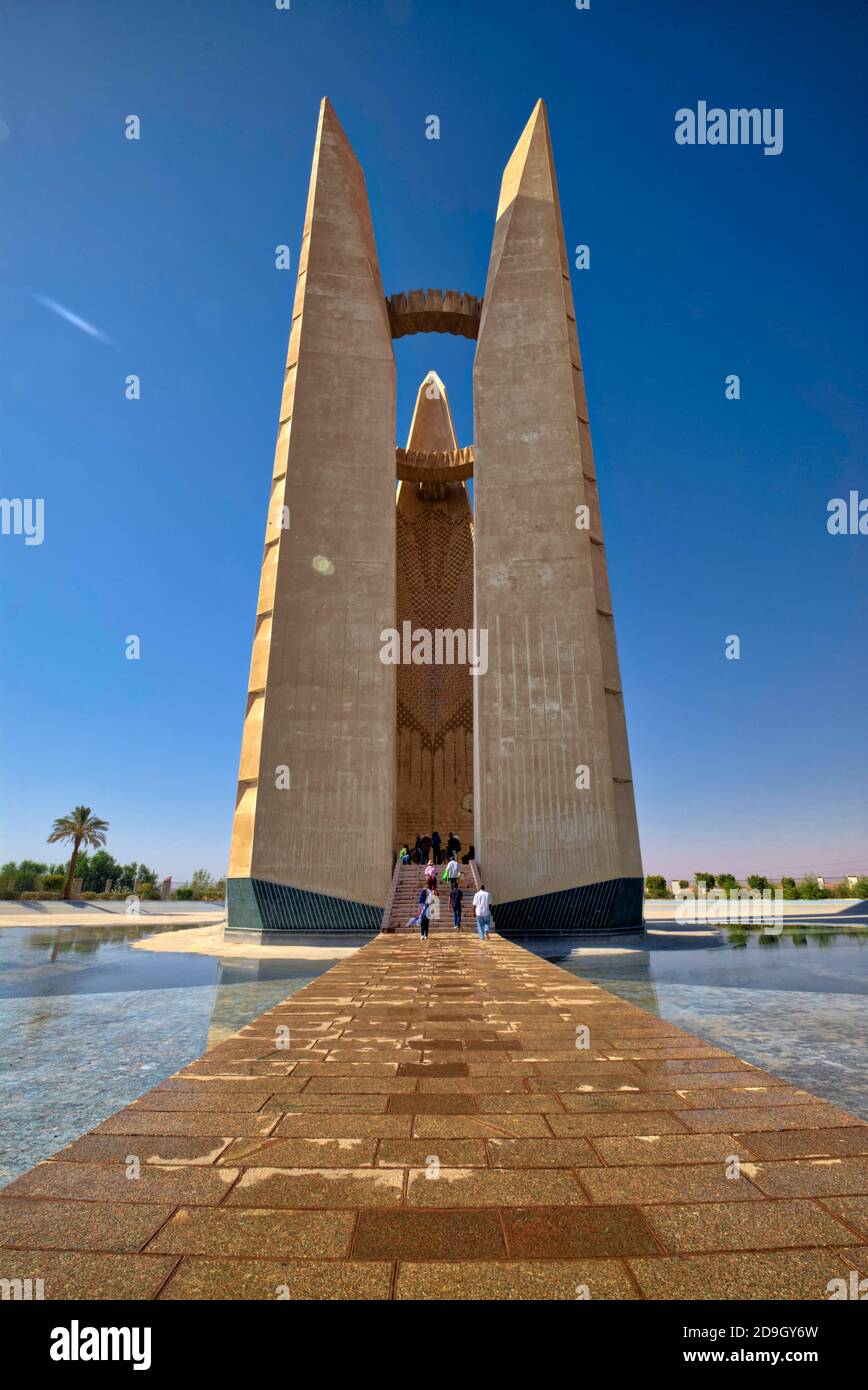 Situato sulla riva occidentale del fiume Nilo, il Monumento dell'amicizia egiziana russa si trova vicino all'alta Diga ed è difficile da perdere, essendo buil Foto Stock