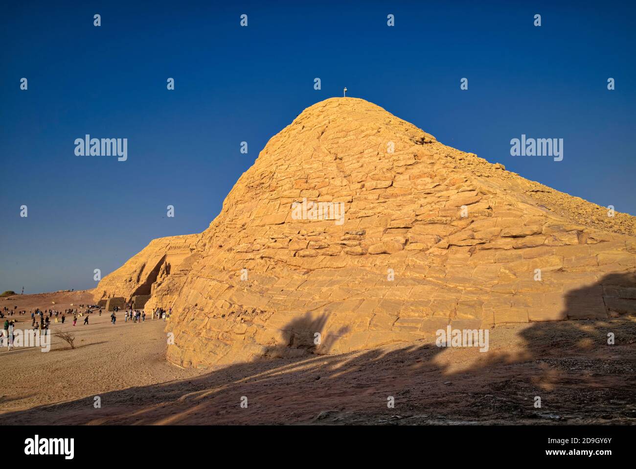 Il complesso è stato rilocato nel suo complesso nel 1968, su una collina artificiale costituita da una struttura a cupola, alta sopra il bacino idrico della diga di Assuan. Il rel Foto Stock