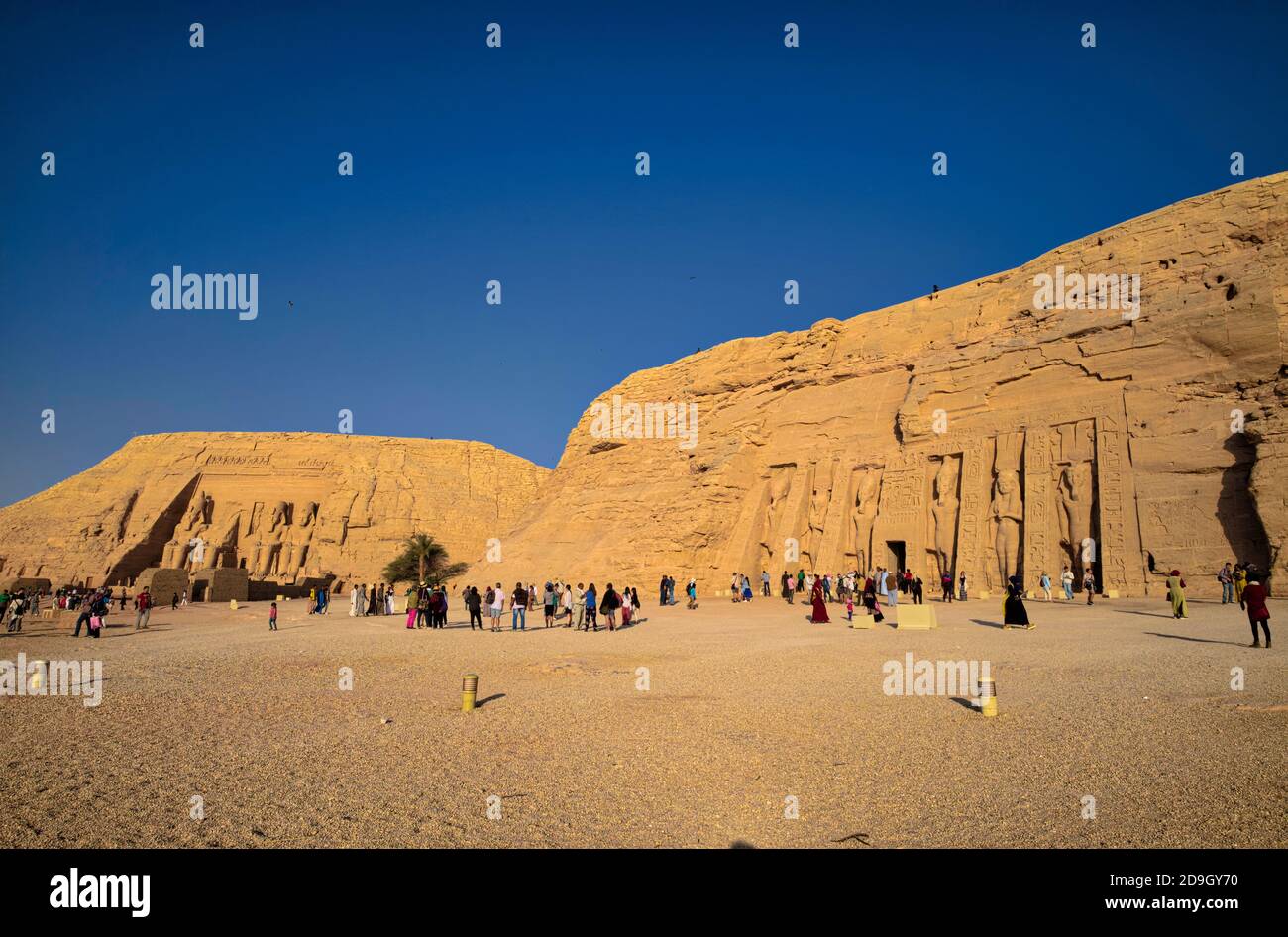 Abu Simbel oggi non si trova più nella stessa posizione che era in tempi antichi. "A seguito della decisione di costruire una nuova diga ad Assuan all'inizio 1 Foto Stock