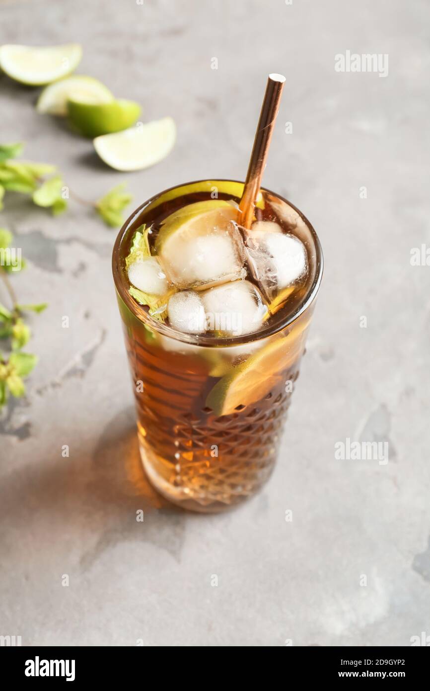 Bicchiere di gustoso cocktail Cuba Libre a tavola Foto stock - Alamy
