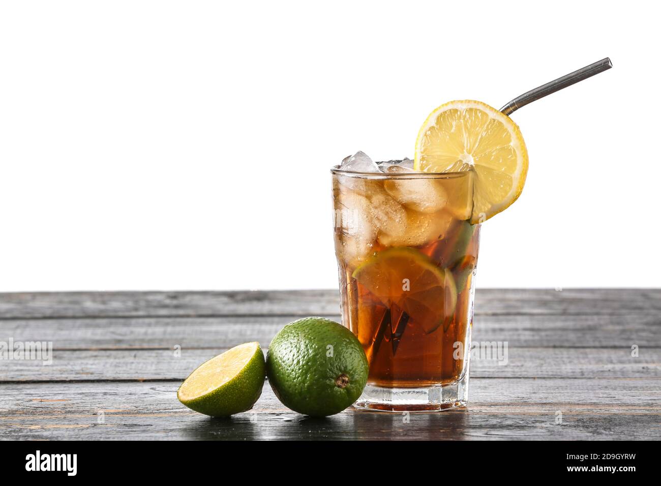 Bicchiere di gustoso cocktail Cuba Libre sul tavolo contro il bianco sfondo  Foto stock - Alamy