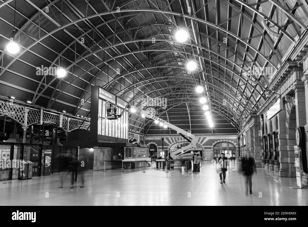 Il vasto interno del Grand Concourse, Sydney Central Railway Station, Australia. Bianco e nero Foto Stock