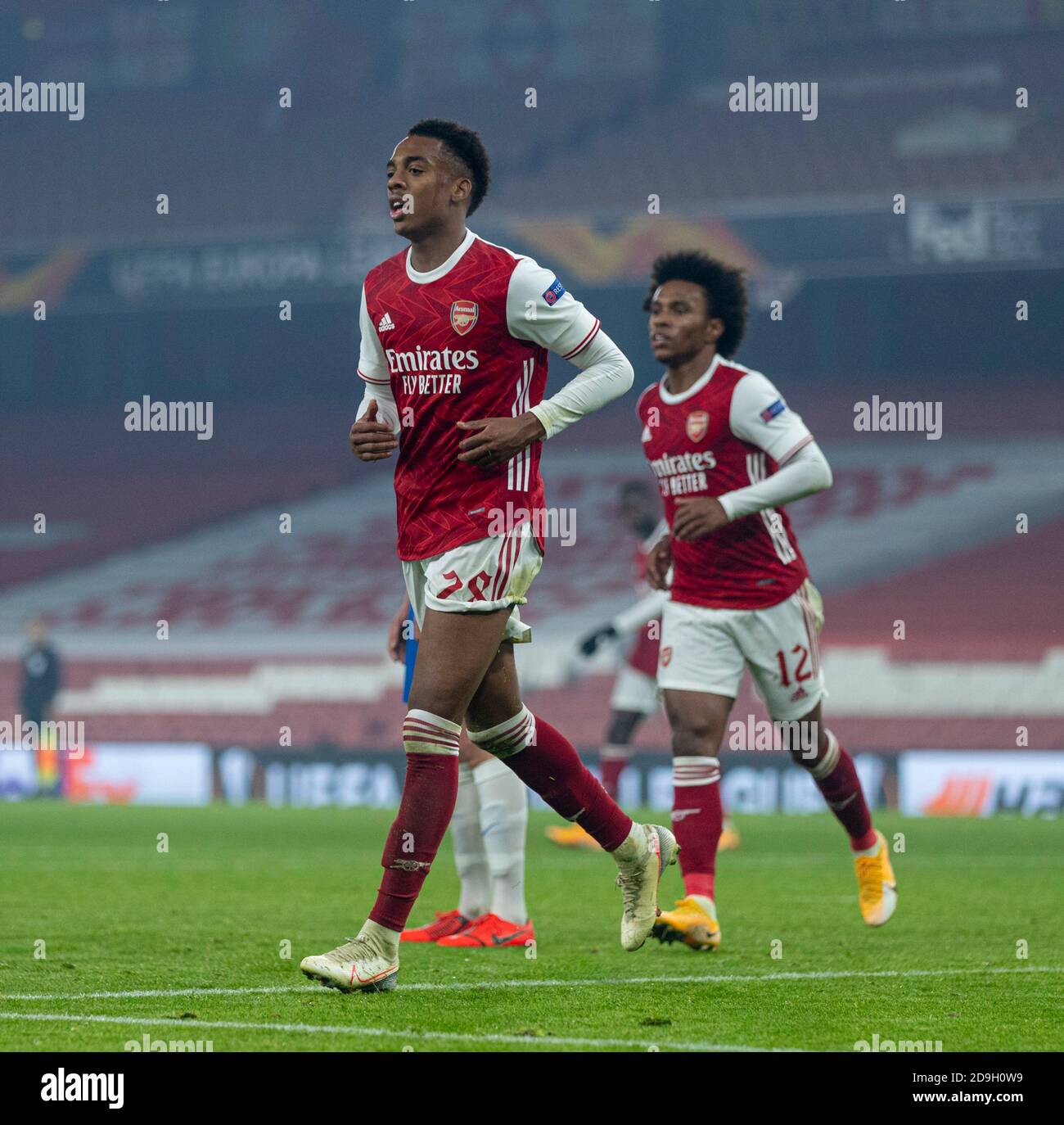 Londra, Regno Unito. 6 Nov 2020. L'Arsenal's Joe Willock (L) celebra dopo che Molde ha ottenuto un proprio goal durante la partita UEFA Europa League Group B tra l'Arsenal FC e la Molde FK all'Emirates Stadium di Londra, Gran Bretagna, il 5 novembre 2020. Credit: Xinhua/Alamy Live News Foto Stock