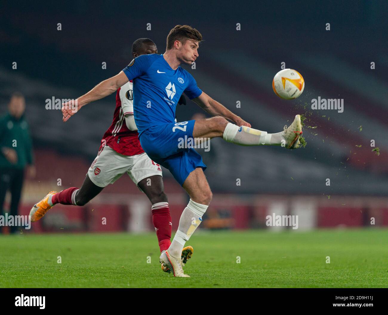 Londra, Regno Unito. 6 Nov 2020. Il Kristoffer Haugen (R) di Molde dà il via alla palla durante la partita UEFA Europa League Gruppo B tra l'Arsenal FC e la Molde FK all'Emirates Stadium di Londra, in Gran Bretagna, il 5 novembre 2020. Credit: Xinhua/Alamy Live News Foto Stock