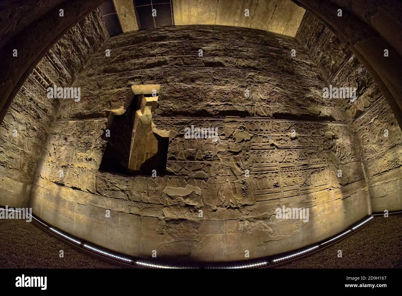 A est una porta conduce in due camere. La prima è la "stanza di nascita" di Amenhotep III con scene della sua nascita simbolica divina. Potete vedere il momento Foto Stock