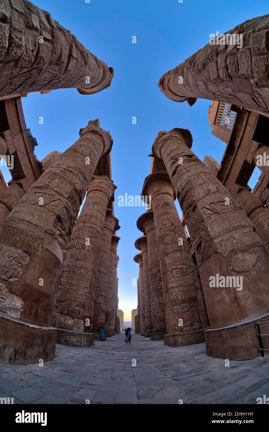 La caratteristica più suggestiva del tempio di Karnak è la sala ipostile, che occupa lo spazio tra il terzo e il secondo pilone. La zona di Thi Foto Stock