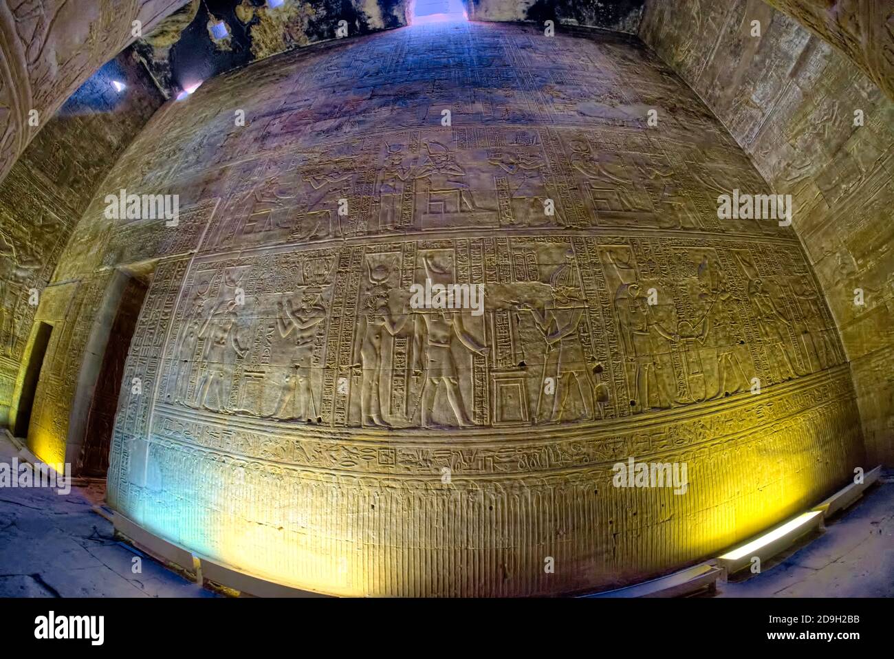 Sulle pareti sono quattro file di rilievi incisi che mostrano il re Euergete che fa offerte agli dei o che esegue gli atti rituali presi @Edfu, Egitto Foto Stock