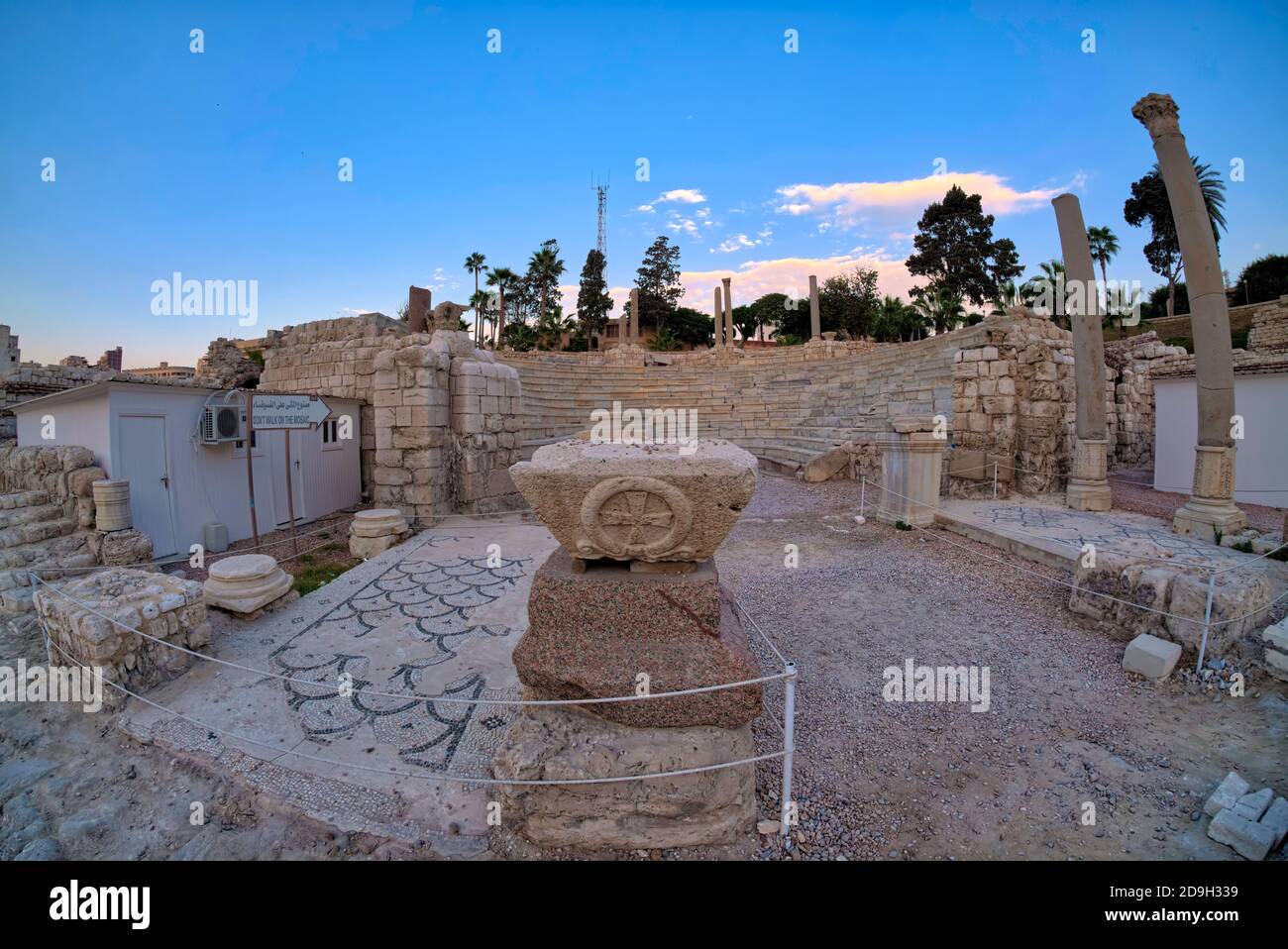 Gli scavi attuali ai margini del sito hanno scoperto bagni romani, sale conferenze, e un piccolo villaggio, il cui fulcro è la Villa di t Foto Stock