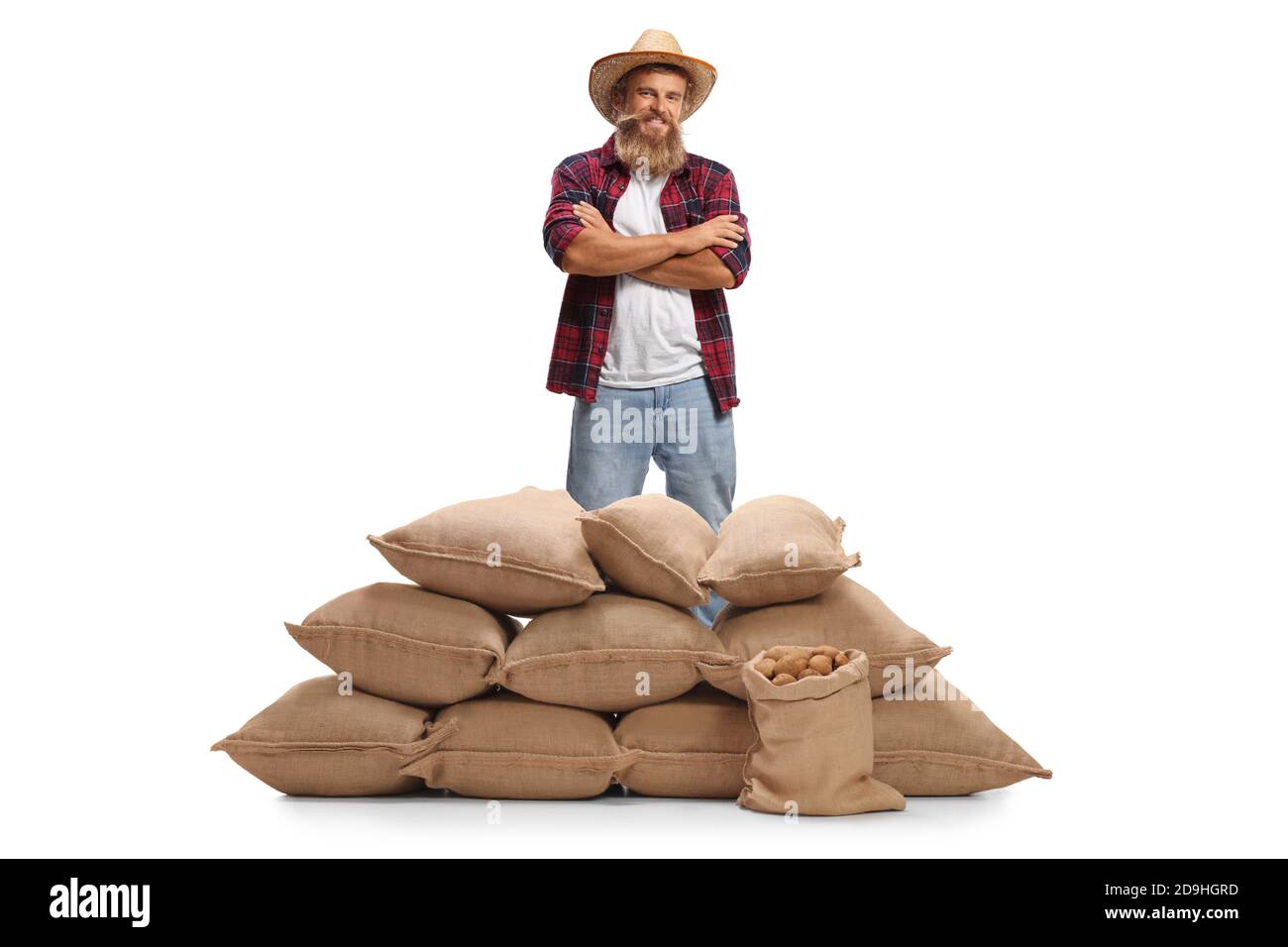 Allegro contadino bearded in posa con sacchi con patate isolate sfondo bianco Foto Stock