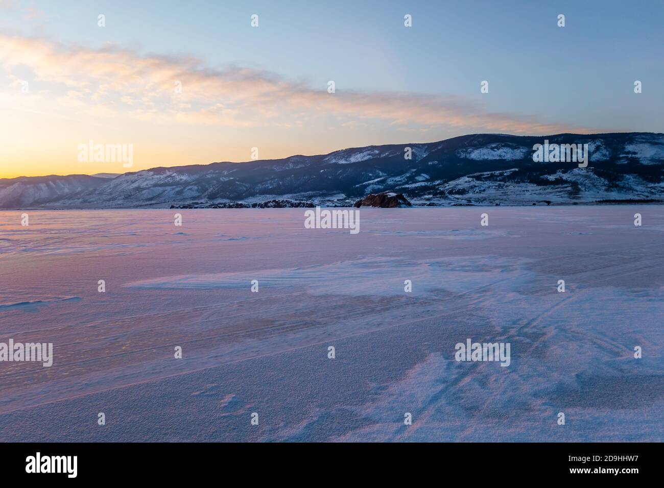 Fantastico tramonto in inverno sul ghiaccio del Lago Baikal, Siberia Russia. Paesaggio naturale della stagione invernale. La bellezza e la grandezza della natura. Foto Stock
