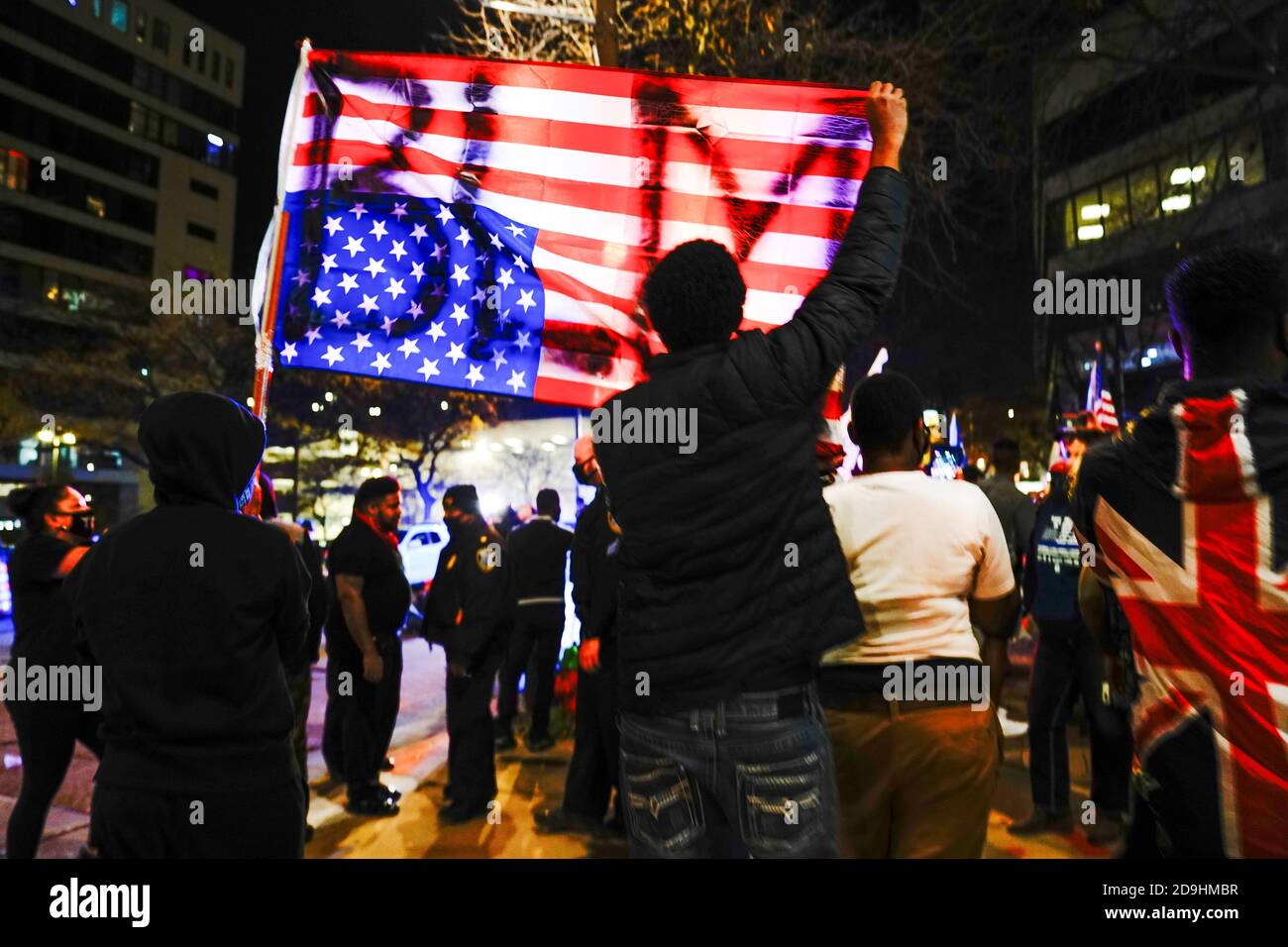 I contromanifestanti Black Lives Matter (BLM) detengono una bandiera invertita degli Stati Uniti contro i sostenitori del presidente degli Stati Uniti Donald Trump che prendono parte a una protesta "Stop the Steal" fuori del conte centrale di Milwaukee, a Milwaukee, Wisconsin, Stati Uniti, il 5 novembre 2020. REUTERS/Bing Guan Foto Stock