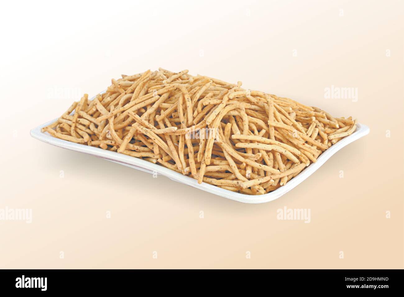 Ratlami Sev, bhujia, fritto e piccante, spuntini di ceci con punch di chiodo di garofano, indiano Pouch imballaggio Street snack Food. - immagine Foto Stock