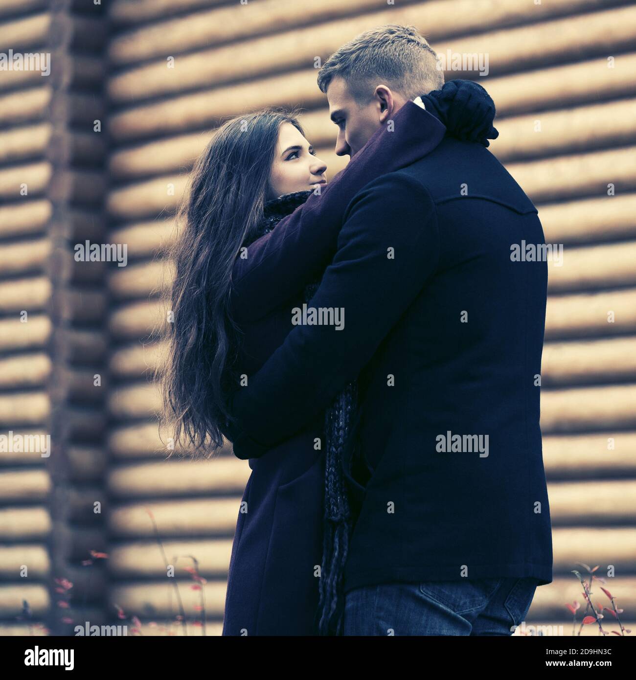 Felice giovane coppia di moda abbracciando su strada elegante uomo e. donna in cappotti classici Foto Stock