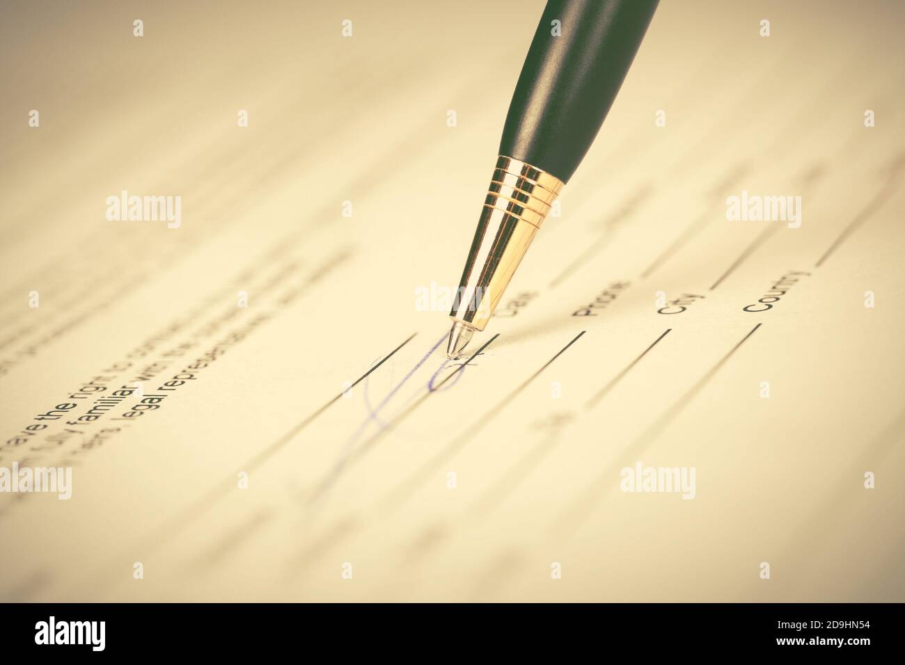 Firma del contratto penna su modulo Foto Stock