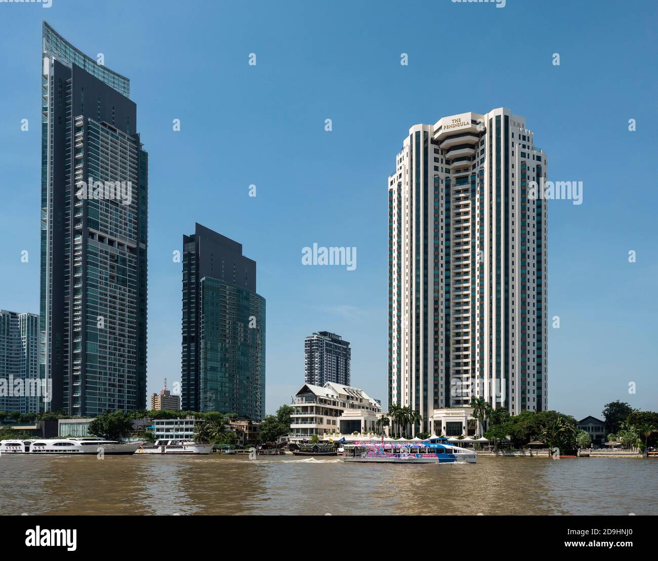 Il Peninsula Hotel sulla riva del fiume Chayo Phraya a Bangkok. A sinistra nella foto, il fiume, Urbano Absolute e Villa Sathorn alto aumento Foto Stock