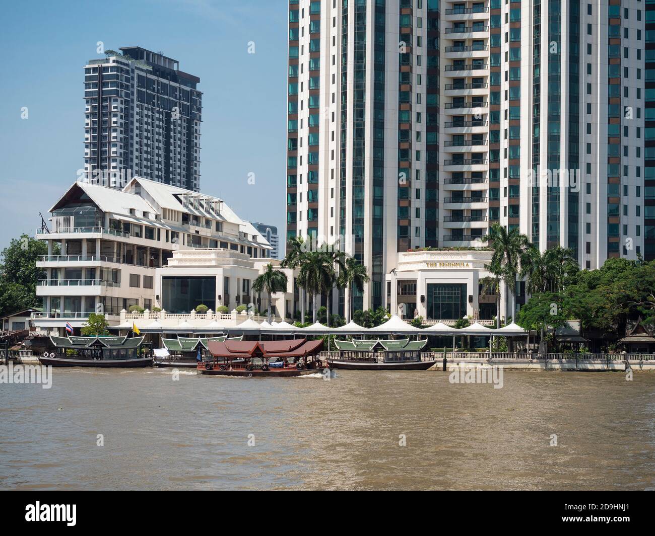 Il Peninsula Hotel sulla riva del fiume Chayo Phraya a Bangkok. Sulla sinistra sullo sfondo, Villa Sathorn alto condominio. Foto Stock