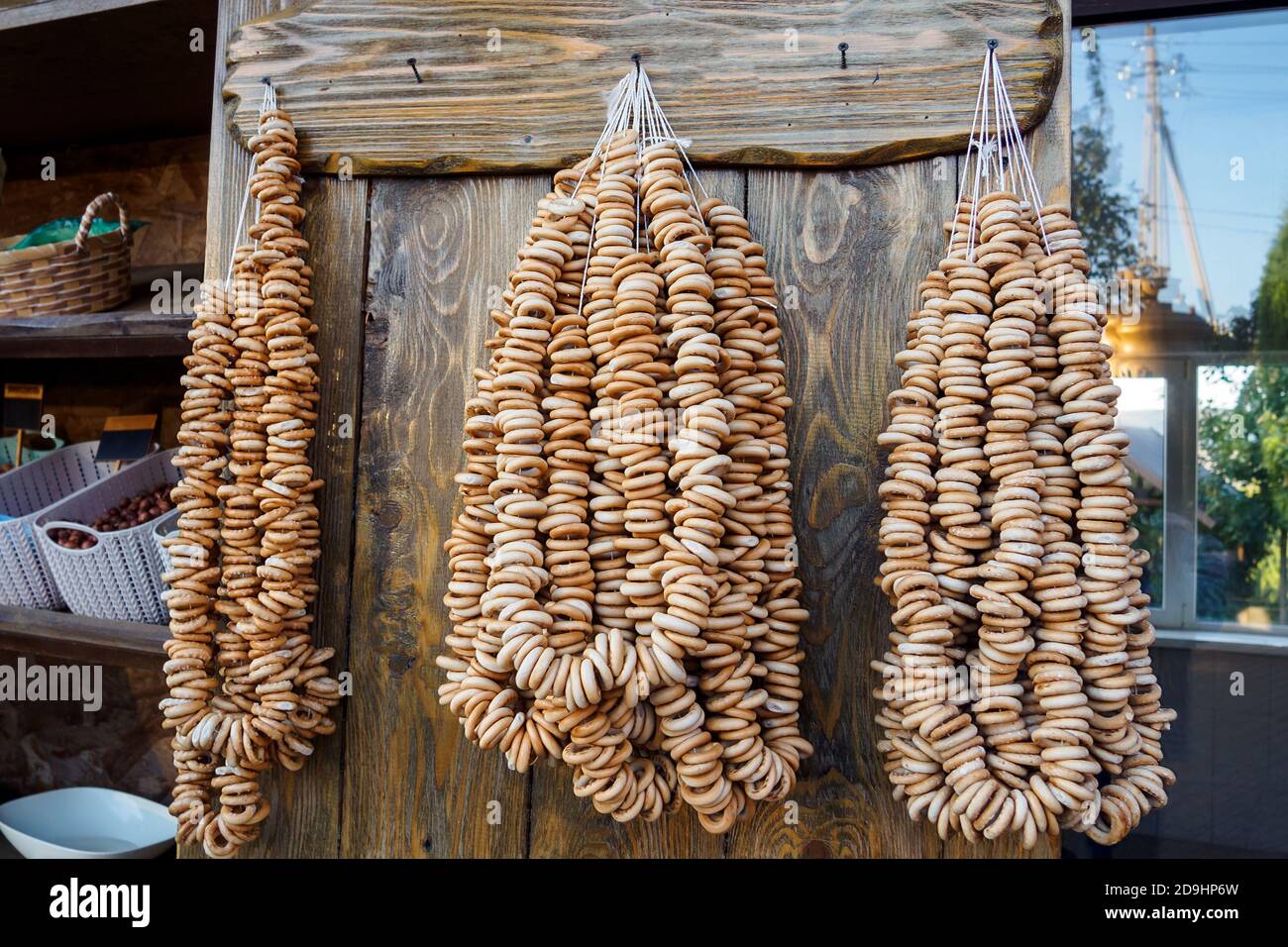 Un sacco di bagel su corde pendono su pareti di legno nel negozio Foto Stock