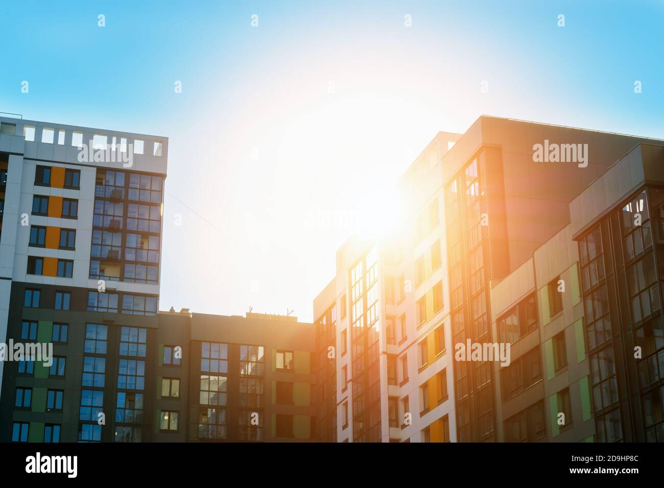 Edifici moderni sulla luce del sole e sullo sfondo blu del cielo. Foto Stock