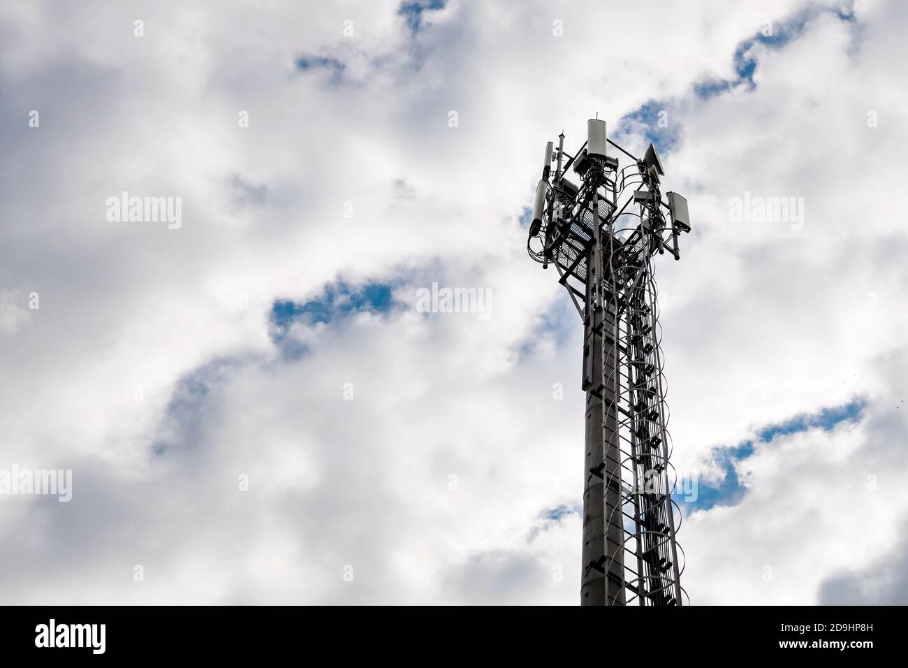 Torre di comunicazione cellulare su sfondo cielo nuvoloso di giorno, spazio di copia. Foto Stock