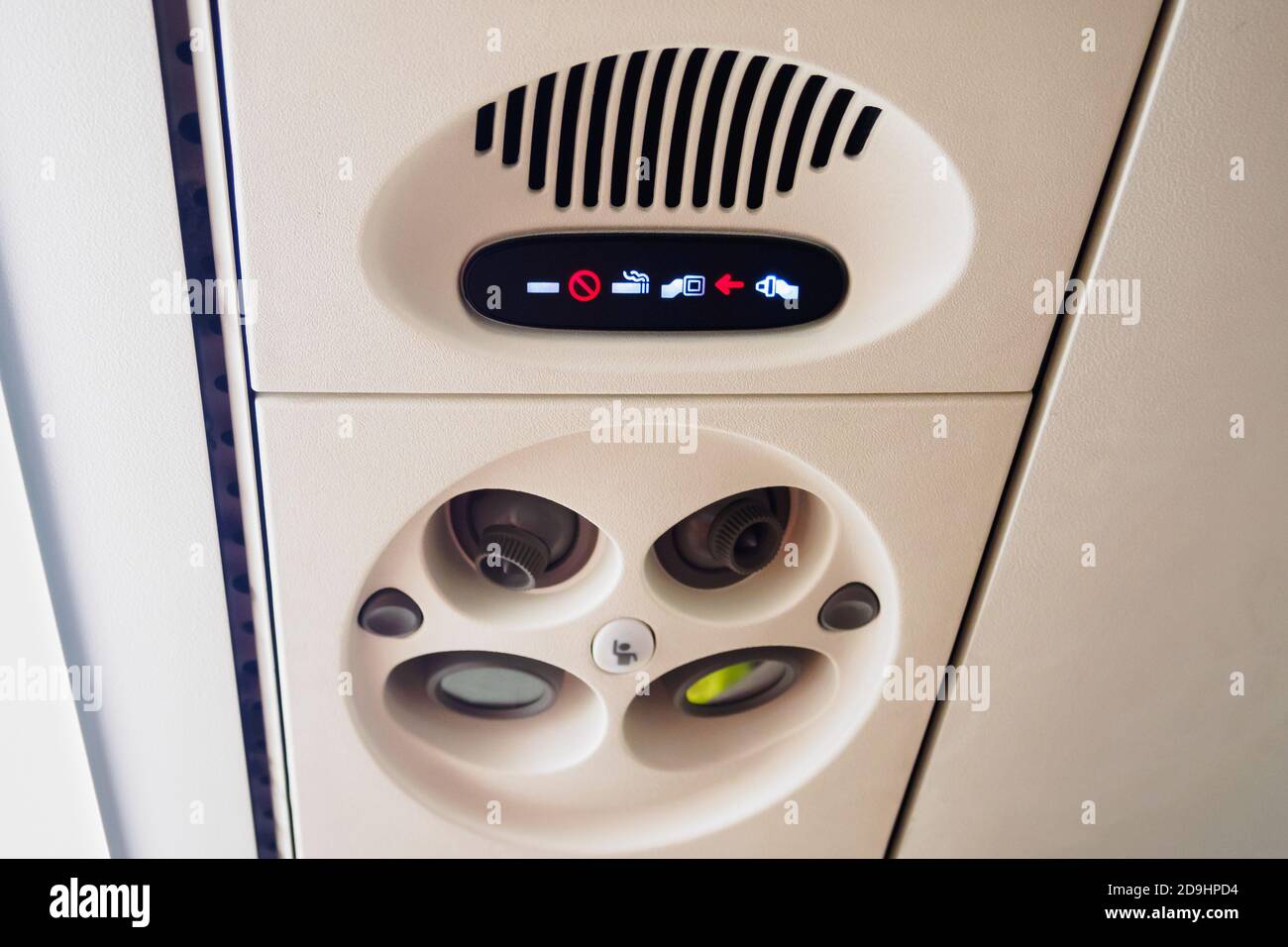 Pannello di controllo con segnale di divieto di fumo e segnale cintura di sicurezza sul soffitto dell'aeroplano Foto Stock