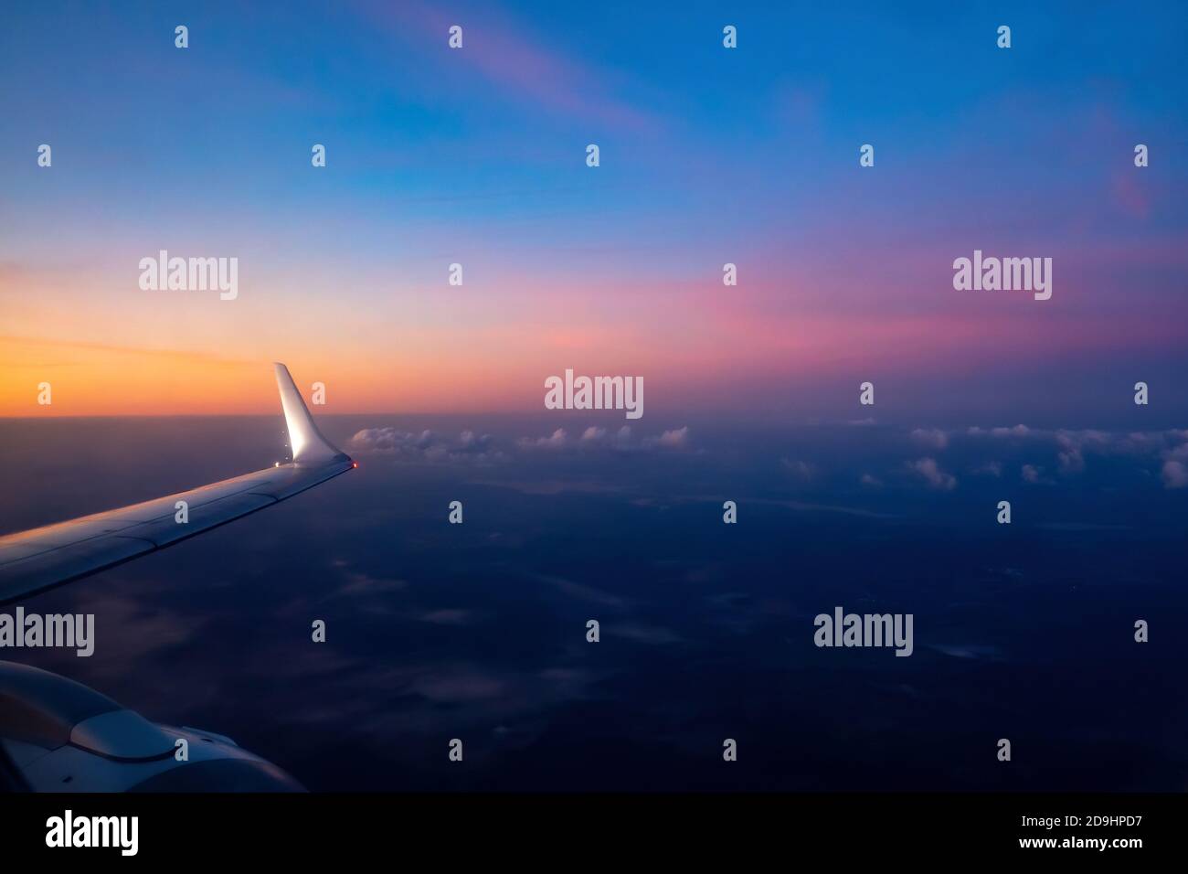 Vista aerea dall'aereo su cielo colorato prima dell'alba. Parte di aeromobili alare e turbina. Messa a fuoco selettiva morbida Foto Stock