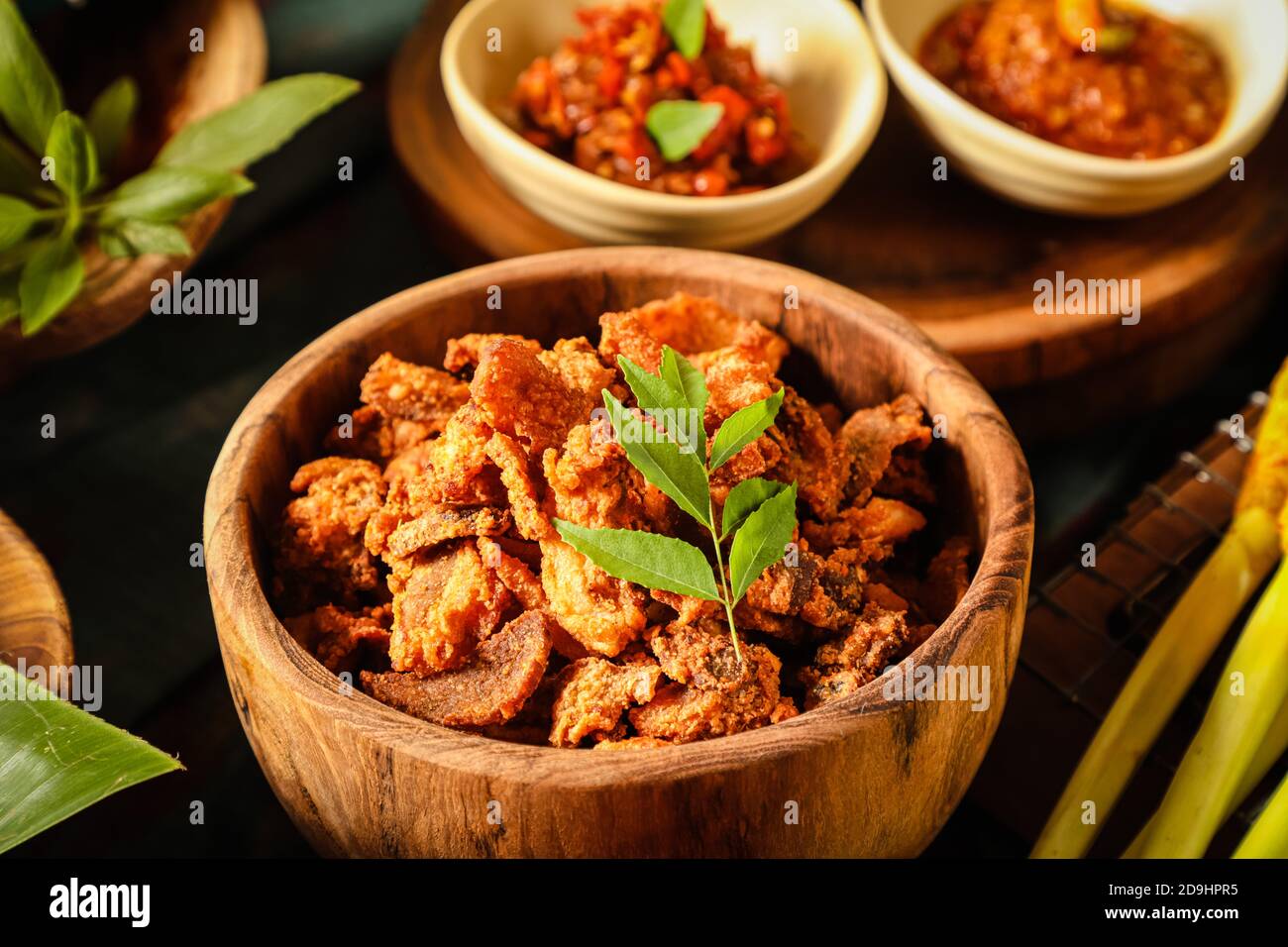Babi Goreng. Piatto balinese di croccante di maiale marinato fritto. Foto Stock