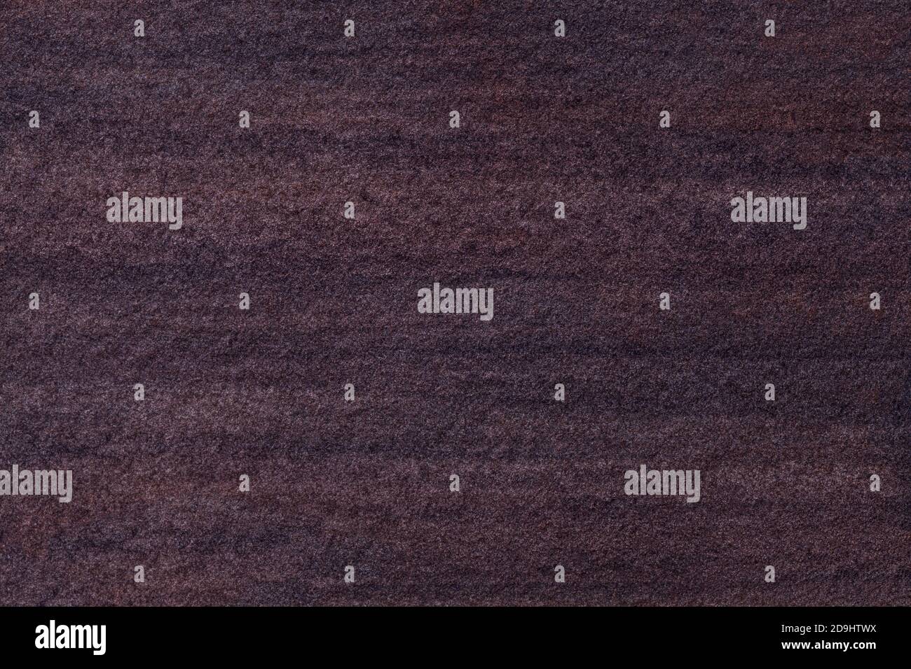 Texture di vecchia pittura marrone scuro con carta acquerello, macro. Struttura di un cartone denso. Lo sfondo del numero. Foto Stock