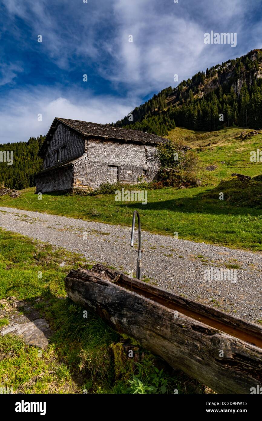 Alphütten im Bregenzerwald, rifugi alpini nella foresta di Bregenz, Herbstwanderung, sulla strada tra le montagne, Vorarlberg, Mellental, Mellau, Austria Foto Stock