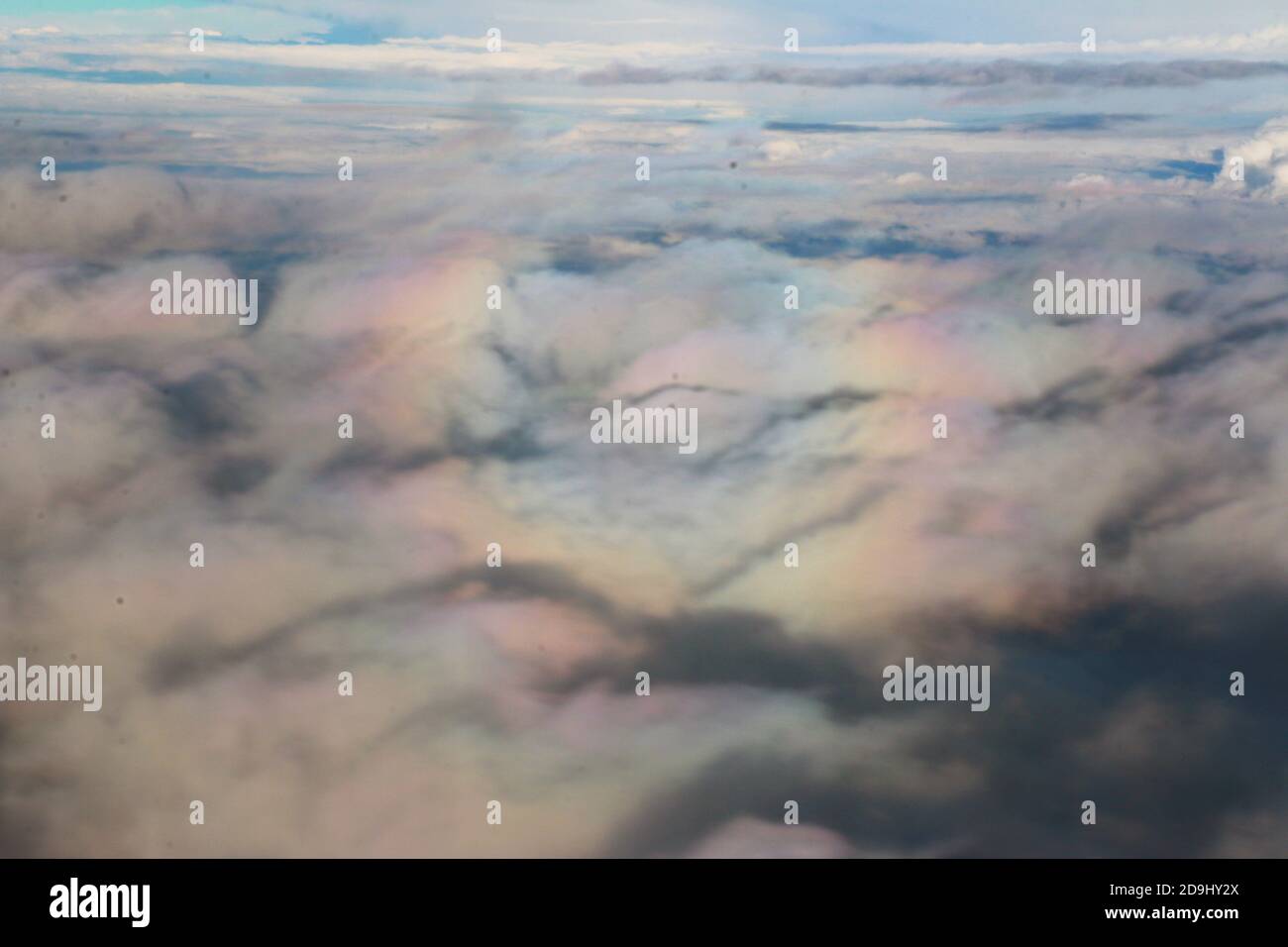 Un arcobaleno a forma di cerchio è visto su un aereo, che è in realtà un fenomeno meteorologico nella città di Xi'an, provincia di Shanxi, nel nord-ovest della Cina, 13 Foto Stock