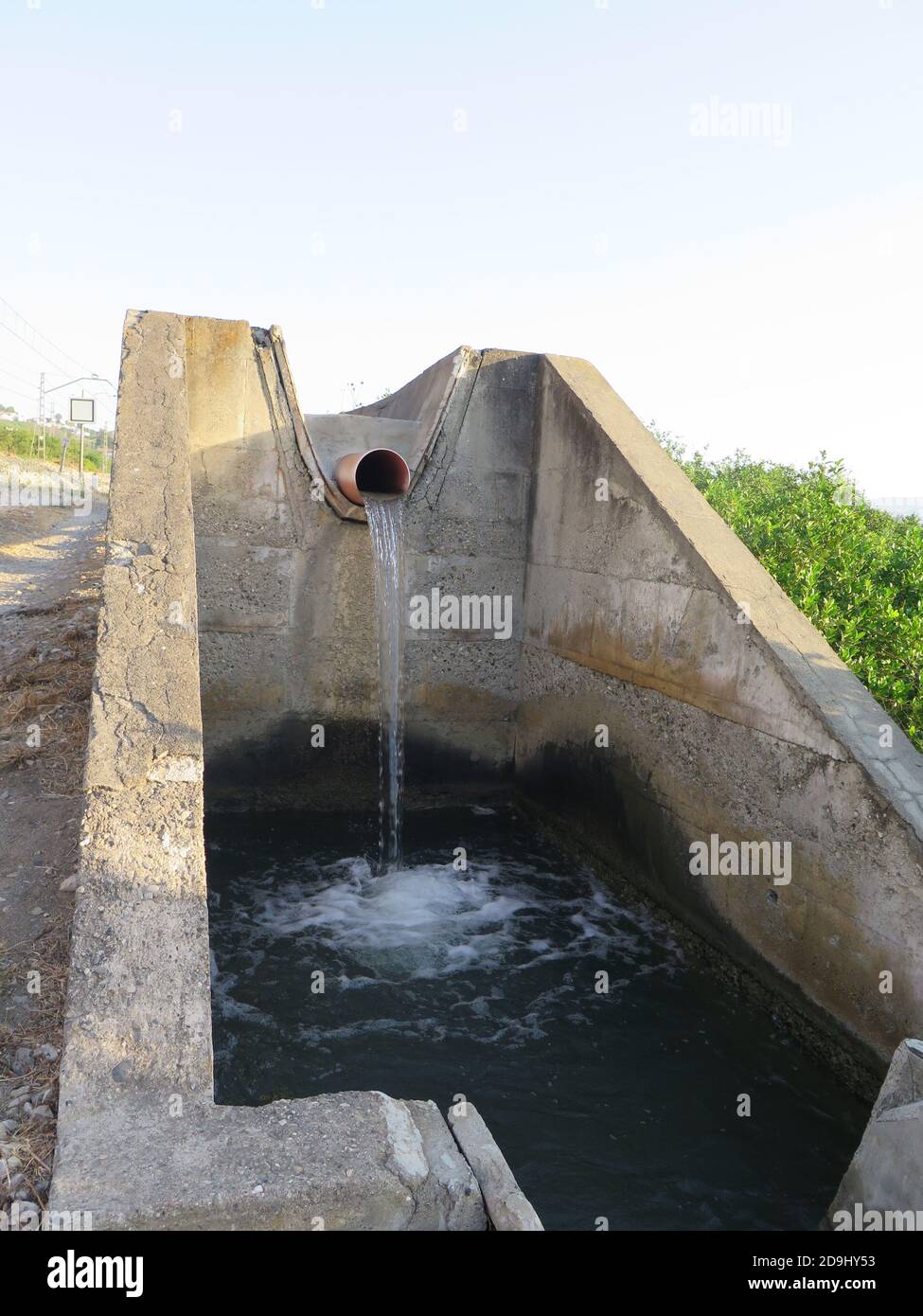 Calcestruzzo elevata canale irrigatorio avvolgimento attraverso campagna vicino a Alora, Andalusia Foto Stock