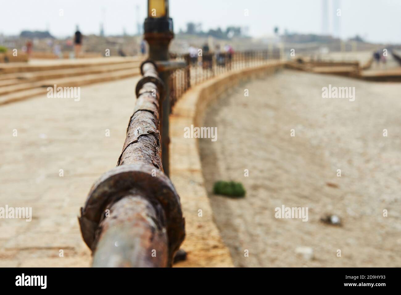 Una recinzione che circonda l'ex autodromo del Parco Nazionale di Cesarea Maritima. Foto Stock