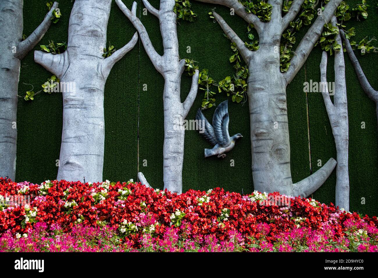 Un muro di rilievo che sembra una foresta con non solo alberi, ma anche animali vivaci appare a Pechino, Cina, 10 ottobre 2020. Foto Stock