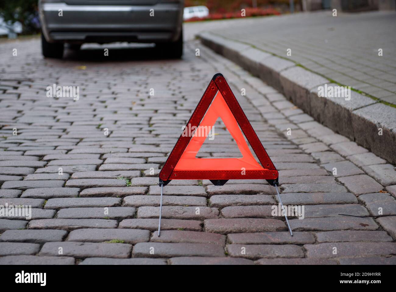 RIGA, LETTONIA. 14 ottobre 2020. Triangolo di emergenza davanti a auto rotta. Foto Stock