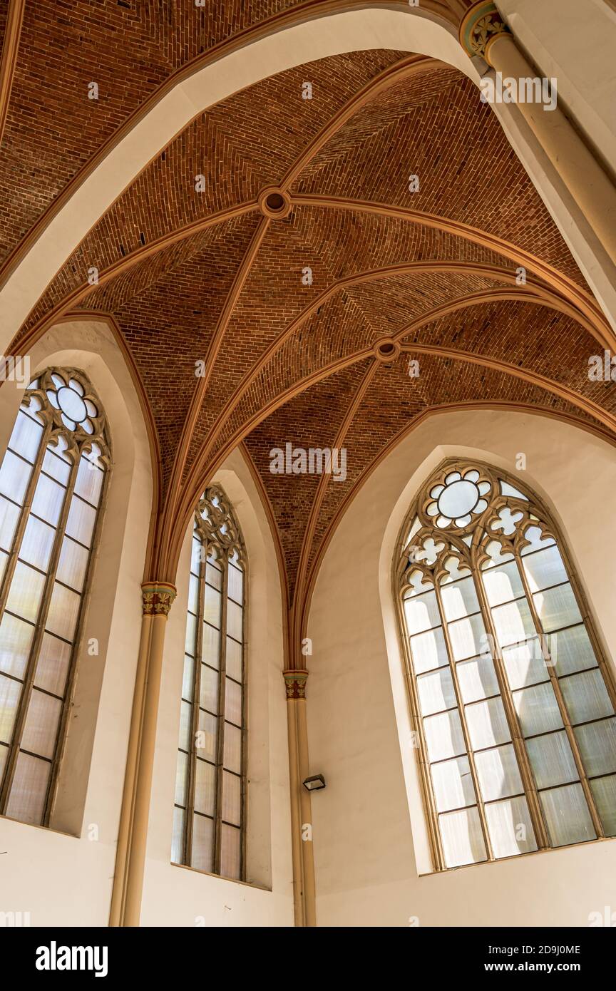 Immagine verticale ad angolo basso dell'interno del Kamieniec Palazzo Zabkowicki in Polonia Foto Stock