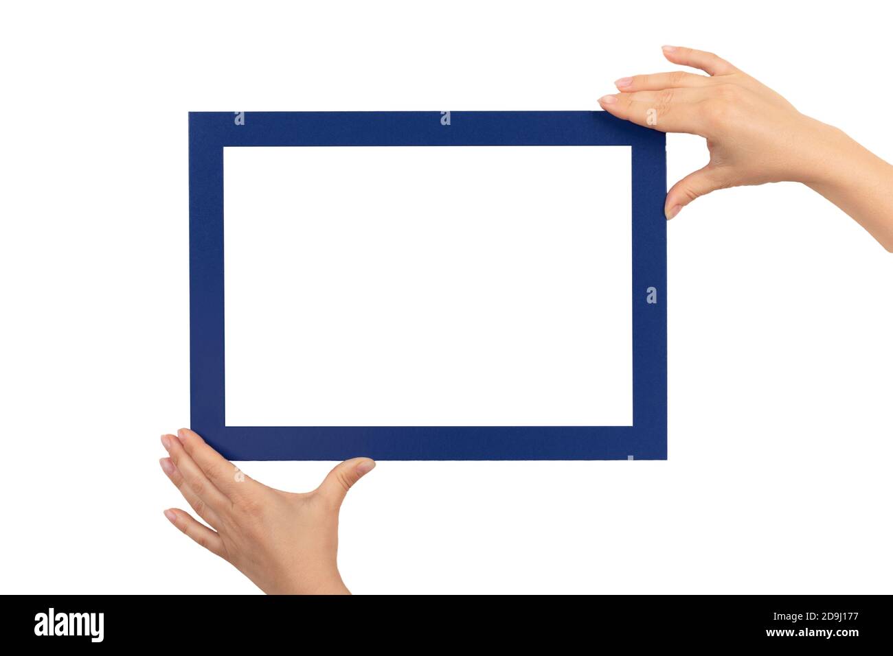 le mani femminili tengono le cornici mockup isolate su sfondo bianco. Certificato, diploma, immagine, mockup di cornice bianca riconoscente. Cornice di colore blu Foto Stock