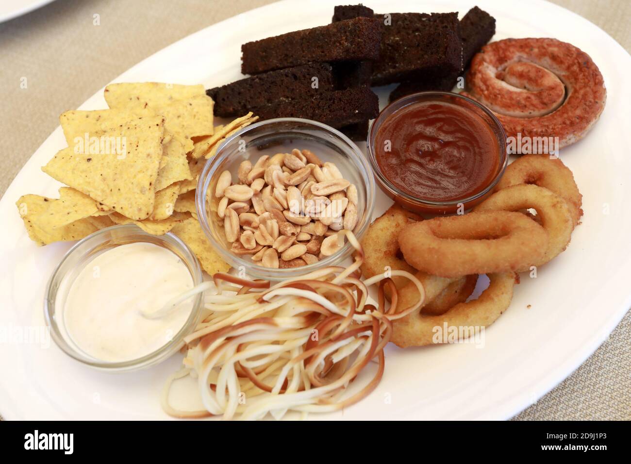 Vari spuntini di birra sul piatto bianco nel ristorante Foto Stock