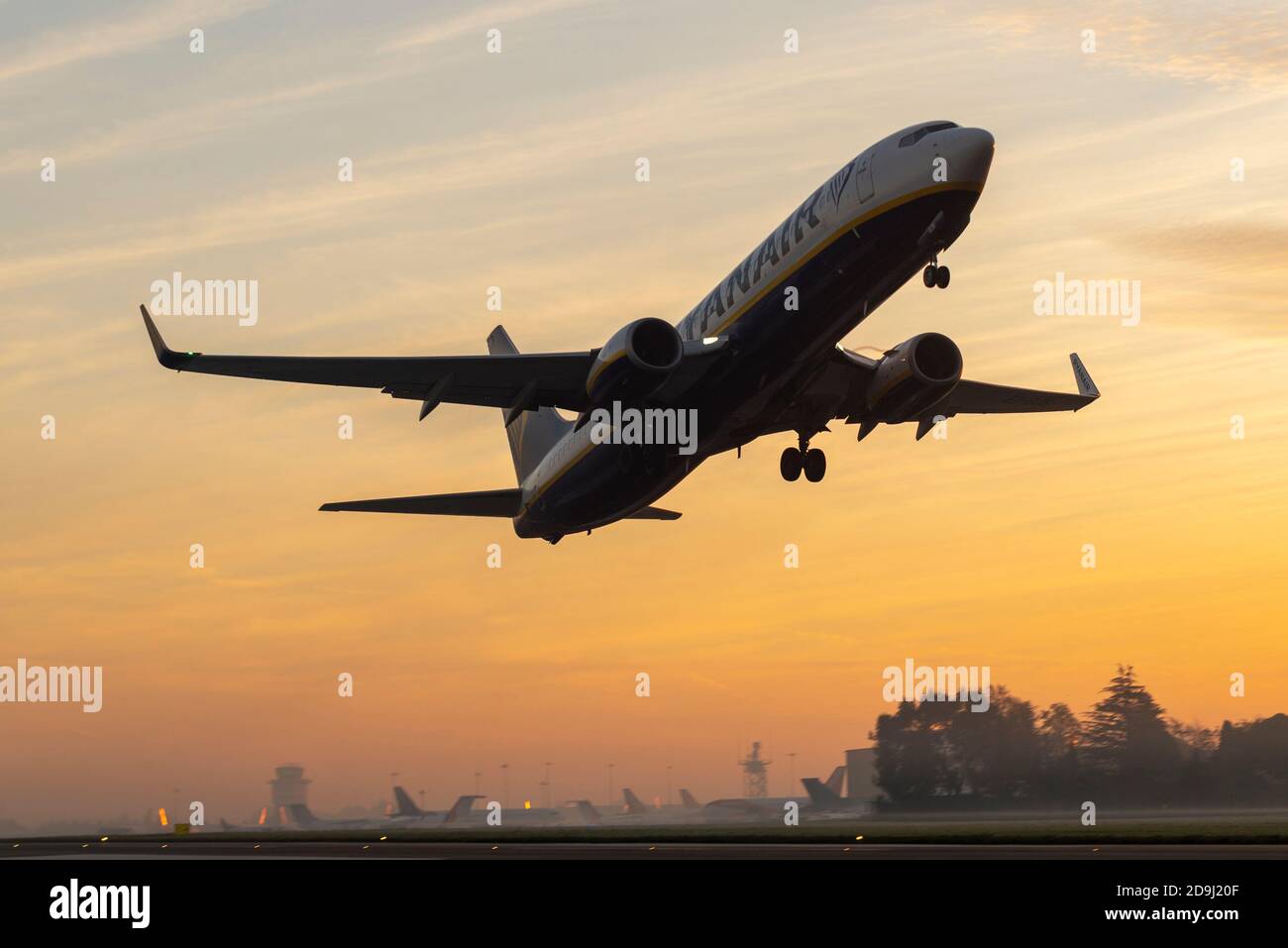 Aeroporto Southend di Londra, Essex, Regno Unito. 6 Nov 2020. Nonostante il Regno Unito sia tornato in stato di blocco, Michael o'Leary, direttore generale di Ryanair, ha dichiarato che non cancelleranno i voli, il che significa che ai passeggeri non verranno offerti rimborsi. Saranno comunque in grado di passare a un volo successivo. Come parte del secondo blocco, il governo britannico ha vietato tutti i viaggi, ma essenziali, in Inghilterra. Il primo volo per partire dall'aeroporto di Southend dal secondo blocco è stato il 45:06 FR2184 per Alicante, Spagna, un paese che ha anche visto un aumento delle infezioni Foto Stock