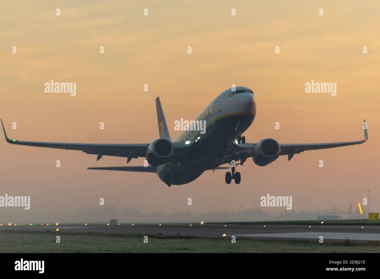 Aeroporto Southend di Londra, Essex, Regno Unito. 6 Nov 2020. Nonostante il Regno Unito sia tornato in stato di blocco, Michael o'Leary, direttore generale di Ryanair, ha dichiarato che non cancelleranno i voli, il che significa che ai passeggeri non verranno offerti rimborsi. Saranno comunque in grado di passare a un volo successivo. Come parte del secondo blocco, il governo britannico ha vietato tutti i viaggi, ma essenziali, in Inghilterra. Il primo volo per partire dall'aeroporto di Southend dal secondo blocco è stato il 45:06 FR2184 per Alicante, Spagna, un paese che ha anche visto un aumento delle infezioni Foto Stock